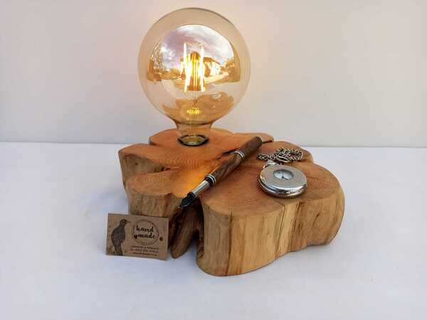 Lámpara de madera de Jabino, bombilla led globo 125 incluida, acabado cera natural. R 1722