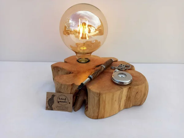 Lámpara de madera de Jabino, bombilla led globo 125 incluida, acabado cera natural. R 1722