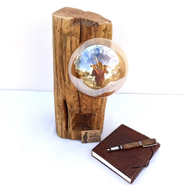 Lámpara realizada con madera de Sabina de antigua viga. Más de 500 años de antigüedad. Bombilla led globo gigante 125 mm incluida. Acabado cera natural. R 1724