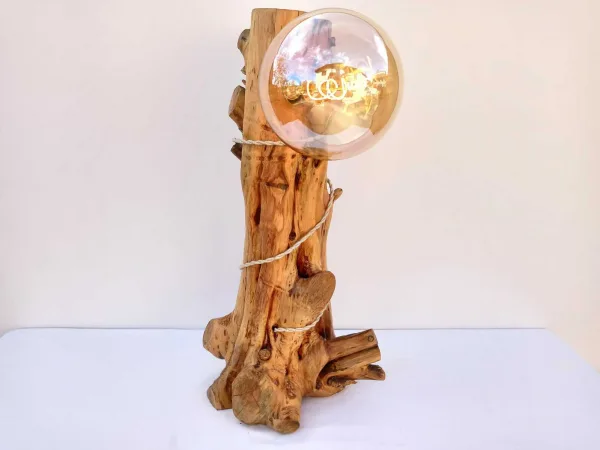 Lampara de tronco de madera de Jabino.
R 1727
