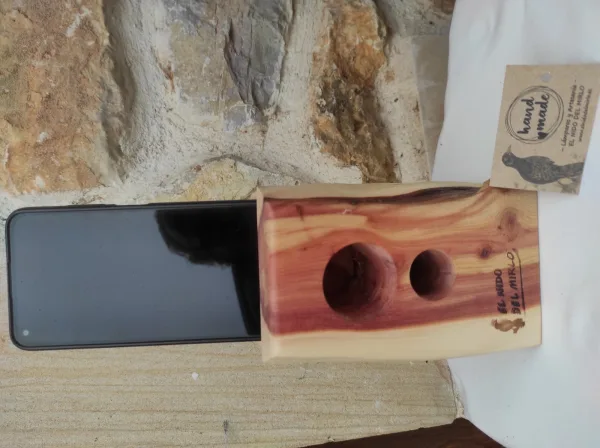 Altavoz para teléfono móvil, aumenta considerablemente el sonido de la música de tu móvil.realizado con tronco de madera de Sabina. R 201