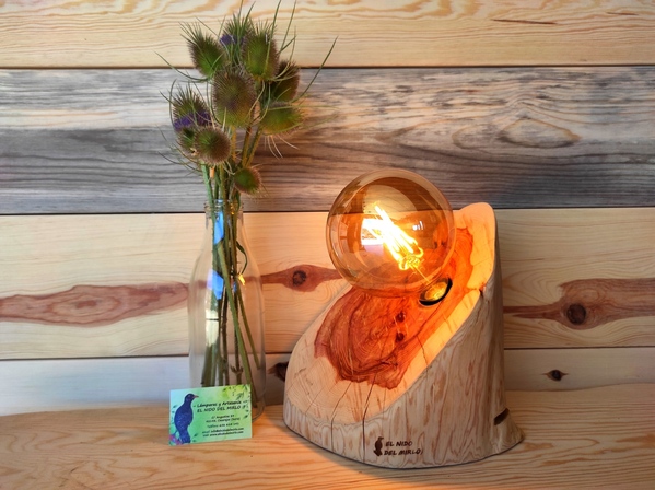 Lámpara tronco de Sabina. Bombilla de led tipo globo 125 acabado cera natural. R 1728