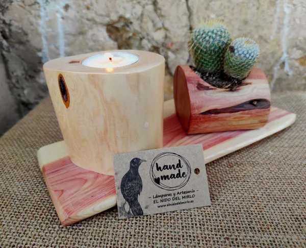 Centro de mesa, con planta y vela. Realizado con madera de Sabina. Acabado cera natural. R 205