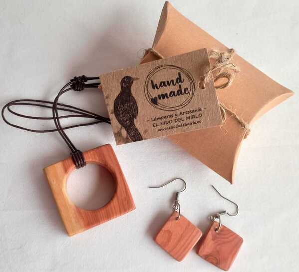 Juego de pendientes y colgantes de madera de Sabina R 501