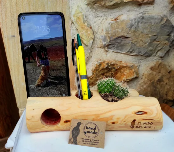 Altavoz para móvil de escritorio, con pequeña planta y portalápices. Realizado en madera de Sabina. Acabado cera natural. R 203
