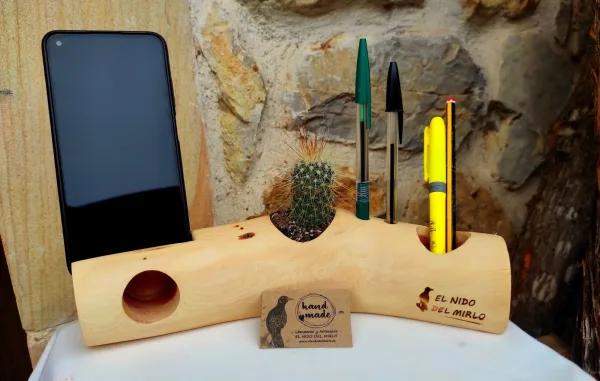 Altavoz para móvil de escritorio, con pequeña planta y portalápices. Realizado en madera de Sabina. Acabado cera natural. R 204