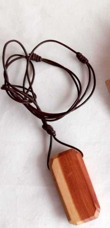 Colgante de madera de Sabina, cordn de cuero.
R 502