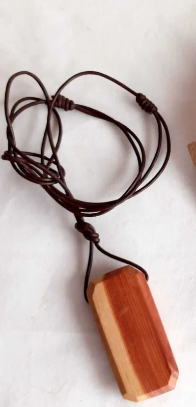 Colgante de madera de Sabina, cordón de cuero. R 502