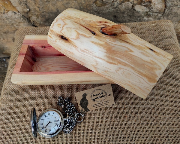 Caja de madera de Sabina. R207
