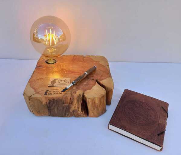 Lámpara de madera de viga de Sabina de antigua viga. 500 años de antigüedad. Bombilla led globo gigante 125 mm. Acabado cera natural. Medidas 49x40x8 cm. R1729